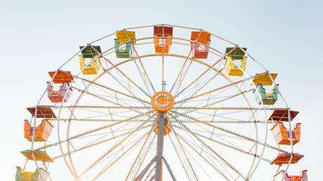 VIDEO: Transeúntes sujetan una atracción que se caía y salvan a varias personas