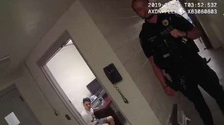 Un hombre esposado es asesinado dentro de una estación de Policía por un oficial que ya había matado a dos personas en servicio (VIDEO)