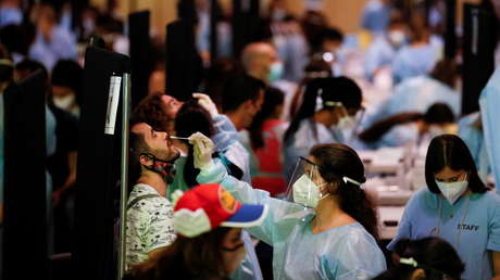 ¿Por qué en España se han cuatriplicado los contagios en tres semanas pese a que casi la mitad de la población está vacunada?