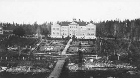 Encuentran más de 160 tumbas sin identificar cerca del 'Alcatraz de Canadá', una escuela católica que funcionó hasta 1975