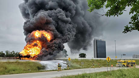 VIDEO: Un camión cisterna con decenas de miles de litros de gasolina explota al chocar en una carretera de EE.UU.