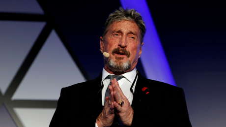 "Soy un parásito fantasma": la viuda de John McAfee publica la presunta nota de suicidio de su esposo, que cree que es falsa