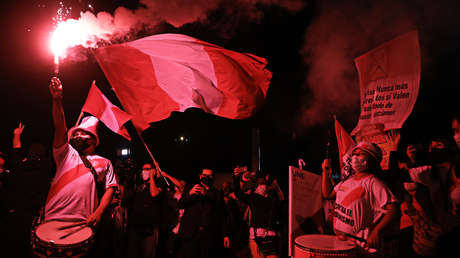 VIDEOS: Seguidores de Keiko Fujimori atacan el auto en el que viajan dos ministros e intentan ingresar a la fuerza en el Palacio de Gobierno