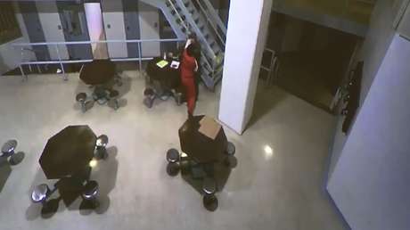 Captan el momento en que el autor de la masacre de Parkland arremete a golpes contra un guardia en la cárcel