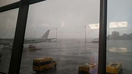 Fuertes lluvias inundan las pistas de aterrizaje de un aeropuerto de Moscú, provocando el retraso de 20 vuelos y la cancelación de otros dos (VIDEO)