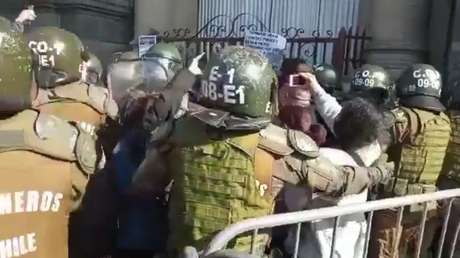 Detienen a varios convencionales en Chile en una manifestación por los presos durante el estallido social de 2019