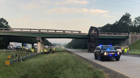 FOTOS: Violento choque de un camión contra un puente desplaza la estructura casi dos metros y deja bloqueadas dos importantes vías en EE.UU.