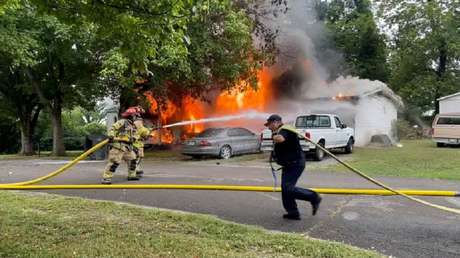 Un policía rescata a una mujer discapacitada que quedó atrapada en su hogar en una explosión ocurrida durante un incendio (VIDEO)