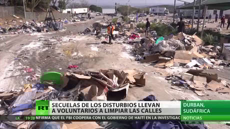 Las secuelas de los disturbios en Sudáfrica llevan a voluntarios a limpiar las calles