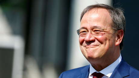 VIDEO: Captan al potencial sucesor de Merkel riéndose durante un discurso del presidente alemán sobre las mortales inundaciones, y luego se disculpa