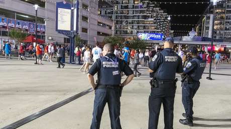 VIDEO: El momento en que se escuchan disparos durante una transmisión en vivo de un partido de béisbol que provoca una masiva fuga del público