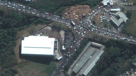 VIDEO: Kilómetros de colas en Sudáfrica frente a centros comerciales y tiendas, que experimentan problemas de suministro de alimentos