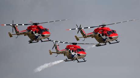 Los pilotos de Sarang, Strizhí y Sókoly Rossii exhiben sus acrobacias aéreas en el salón aeroespacial MAKS 2021