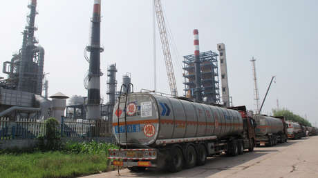 China suministrará 22 millones de barriles de sus reservas a las grandes refinerías para aplacar la inflación