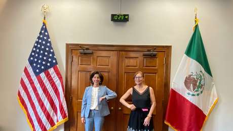 Machismo, misoginia y patriarcado: el insólito debate desatado por las críticas y burlas al vestuario de la secretaria de Economía de México