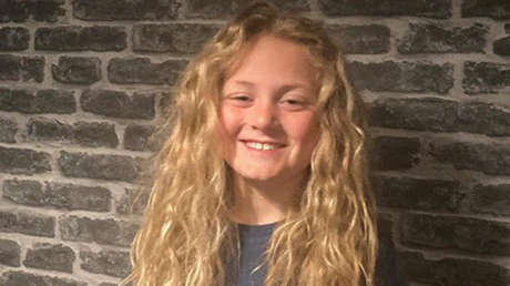 Un niño deja crecer su cabello durante dos años para ayudar a menores con cáncer