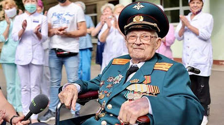 "Nací por segunda vez": un veterano ruso de la Segunda Guerra Mundial vence al covid-19 a los 102 años
