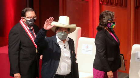 "Voy a dejar el sudor trabajando por este pueblo": Pedro Castillo recibe credencial como futuro presidente de Perú
