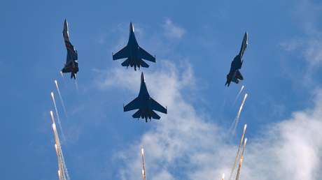 Video: Grupos de helicópteros y de cazas exhiben sus hazañas aéreas en el quinto día del salón MAKS 2021