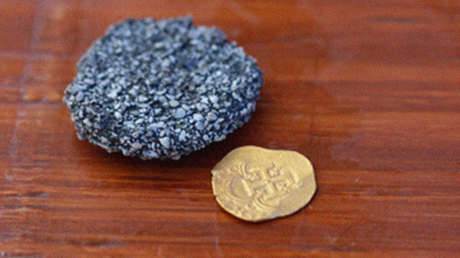 Un buscador de tesoros descubre en el fondo del océano una moneda de oro que puede valer más de 98.000 dólares