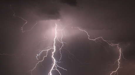 Un rayo cae sobre un vehículo y lo funde por dentro (FOTOS)