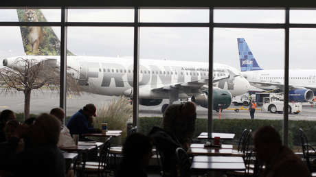 Interrogan a una joven afroamericana que volaba con su hermana blanca al sospechar que traficaba con la niña