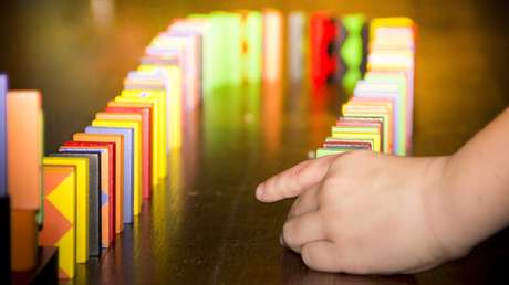 Exingeniero de la NASA tarda 5 años en construir un robot y establece con él un récord mundial de colocar fichas de dominó (VIDEO)