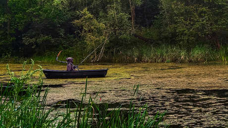 FOTO: La 'muerte' se instala en un lago para espantar a excursionistas que dejan basura