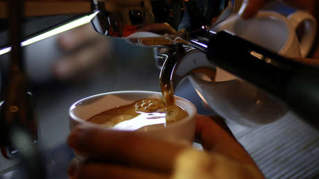 Contra los antivacunas en Argentina: negocios regalan café, vino y cervezas para promover la inmunización