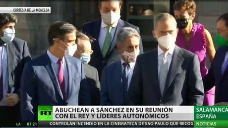 Pedro Sánchez es recibido entre insultos y abucheos antes de su reunión con el rey de España