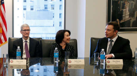 Un libro afirma que Elon Musk planteó vender Tesla a Apple a cambio de ser el CEO de la empresa y fue insultado por Tim Cook, y el empresario responde