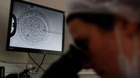 Un médico acusado de usar su semen para inseminar pacientes logra un acuerdo de 10,7 millones de dólares con las víctimas