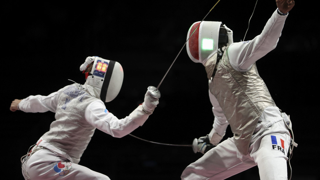 Los esgrimistas rusos ganan la medalla de plata en la competición masculina por equipos en Tokio