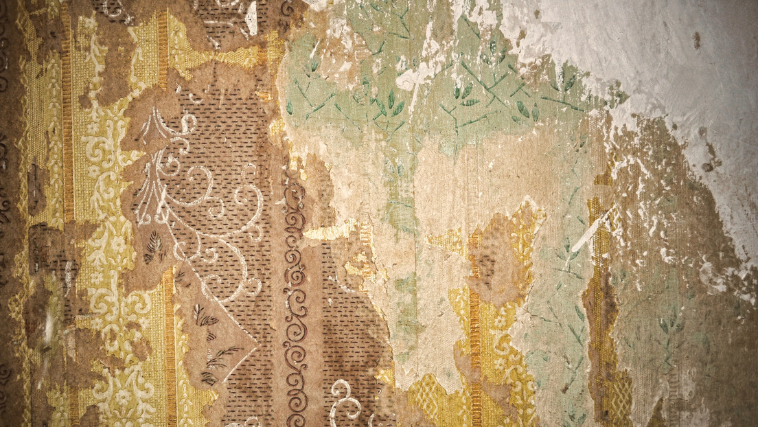 Una familia encuentra un misterioso mensaje de hace 45 años sobre "los viajes en el tiempo" debajo del papel tapiz de su casa