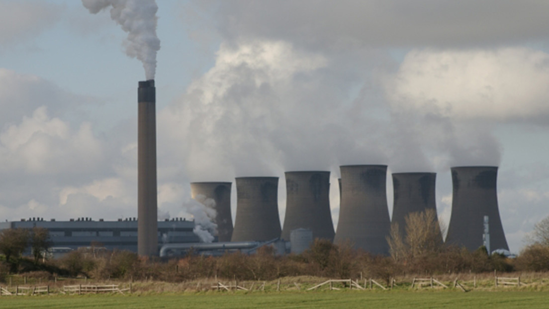 VIDEO: El momento de la demolición de cuatro torres de refrigeración de 90 metros en el Reino Unido