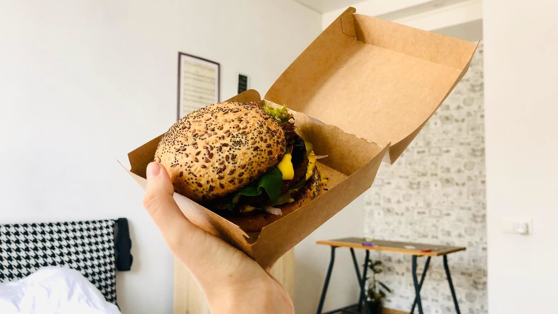 Clientes de un servicio de comida a domicilio comieron 3 años gratis por un error (y ahora deben pagarlo todo)