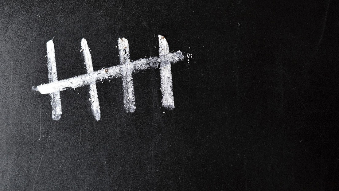 Polémica por un video que muestra a funcionarios chinos irrumpiendo bruscamente en una clase clandestina