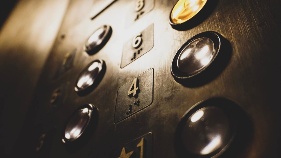 VIDEO: Se queda encerrado con dos amigos en un ascensor con el agua al cuello y lo graba todo con el móvil