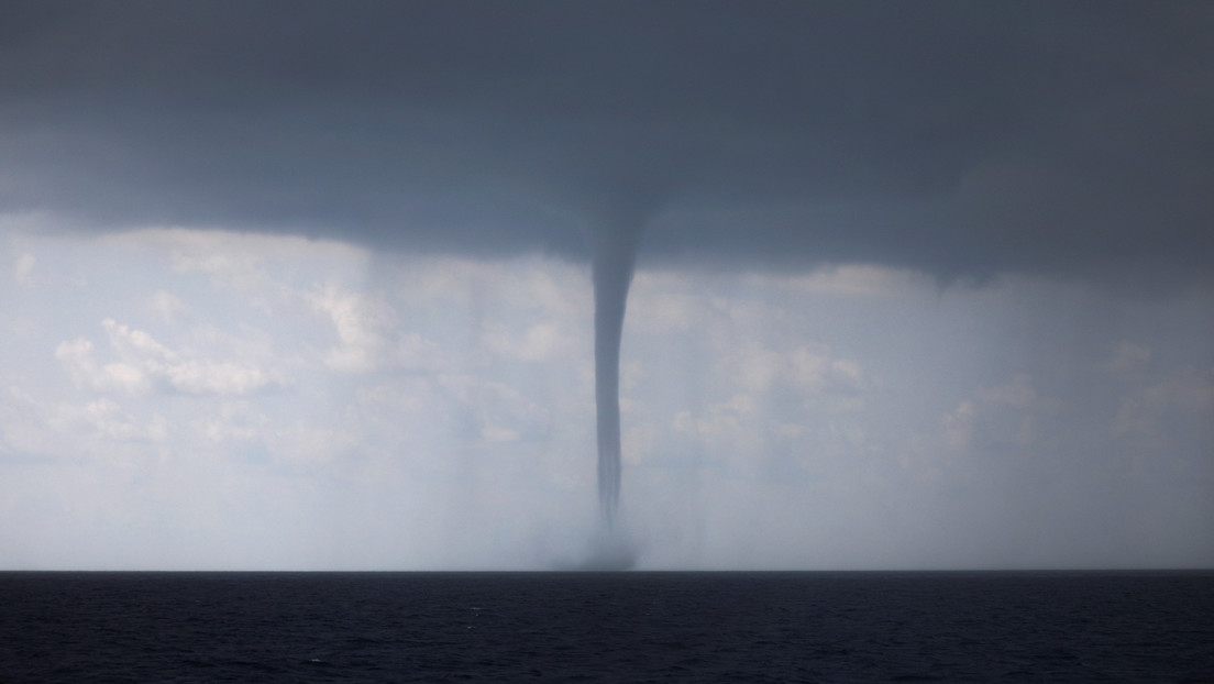 VIDEO: Tres torbellinos surgen a la vez frente a las costas de Rusia