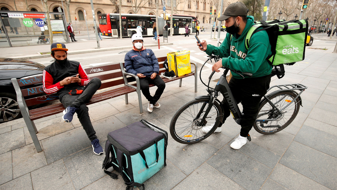 La llamada 'ley rider' entra en vigor en España y causa polémica entre los repartidores