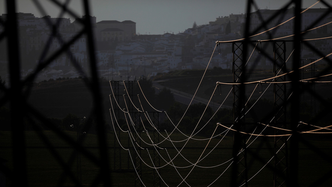 Críticas al Gobierno, presiones políticas y una propuesta de empresa pública: ¿qué pasa con la imparable escalada del precio de la luz en España?