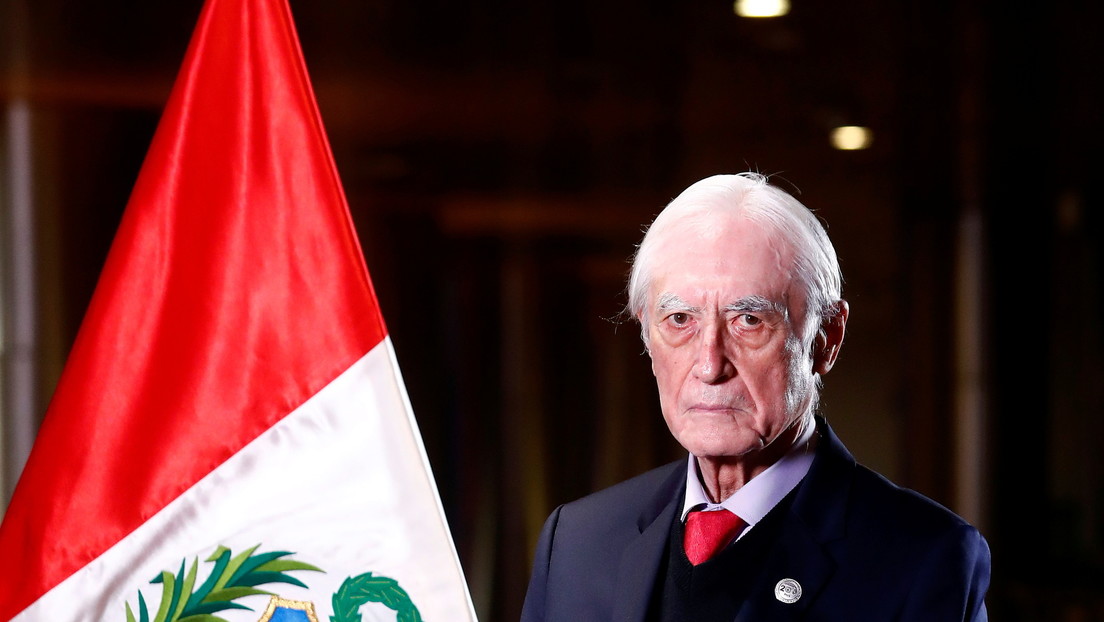 Renuncia el canciller de Perú, Héctor Béjar, tras la polémica por unas viejas declaraciones