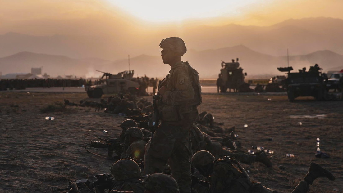 VIDEO: Una gran cantidad de ordenadores aparecen destruidos cerca del edificio de la OTAN en Kabul