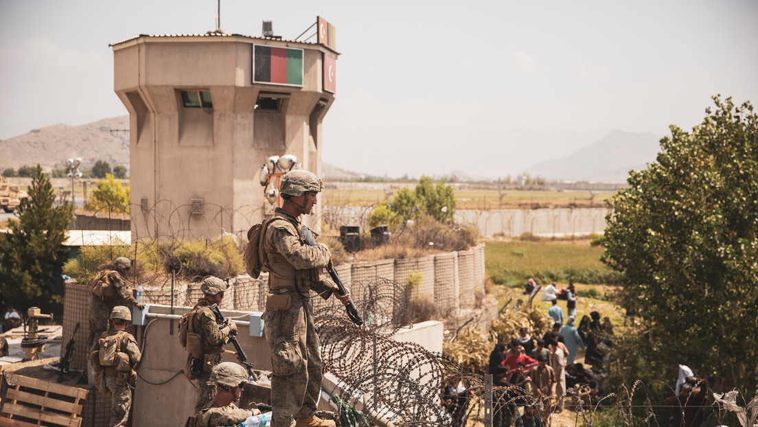 VIDEO: Reportan un incendio en el aeropuerto de Kabul donde miles de personas esperan la evacuación de Afganistán