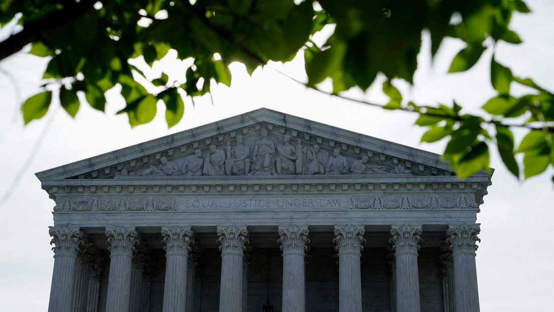 La Corte Suprema de EE.UU. falla que Biden debe restablecer el programa de protección a migrantes 'Quédate en México', introducido por Trump