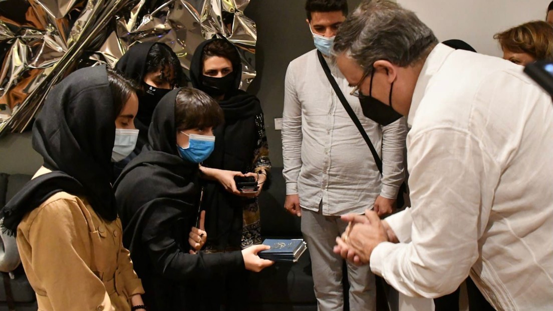 "Nos pareció importante abrirles nuestra casa": México recibe a un grupo de jóvenes afganas del reconocido equipo de robótica