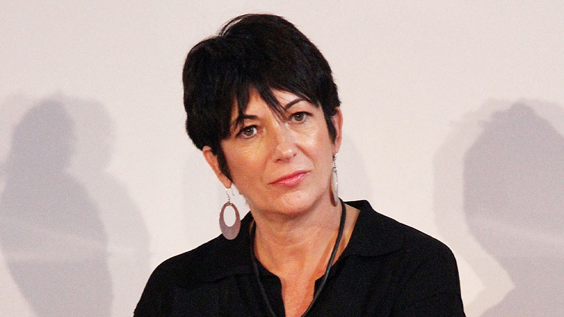 Ghislaine Maxwell, expareja de Epstein, se atrinchera en la sala de conferencias de la cárcel bloqueando la puerta con un carro de documentos