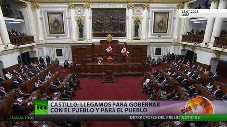 Pedro Castillo toma posesión como presidente de Perú y juramenta a su consejo de ministros