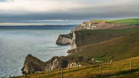 Momento en el que se produce un enorme deslizamiento de tierra en la Costa Jurásica que hace caer toneladas de rocas sobre una playa remota (VIDEOS)