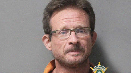 Planea secuestrar a su esposa, de la que estaba separado, pero todo se tuerce cuando los hombres que contrató se ahogan escapando de la Policía